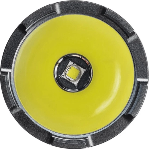 2000 lm teljesítmény és akár 498 m hatótáv