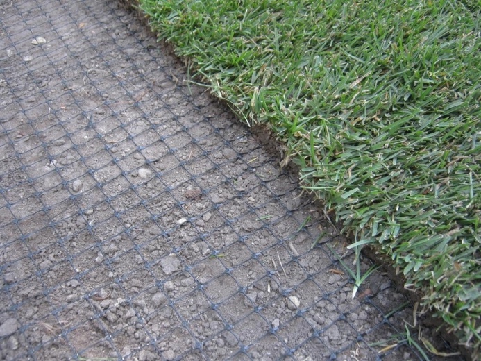 Egyszerű lefektetés a gyep alá