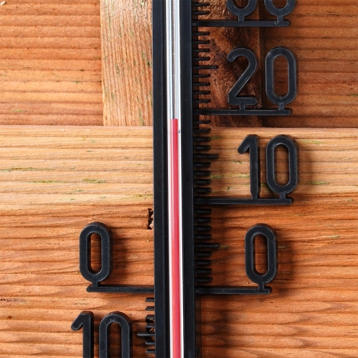 Jól olvasható skála -30-tól +50 °C-ig