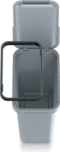 A belső keret stabilan tartja a zsákot