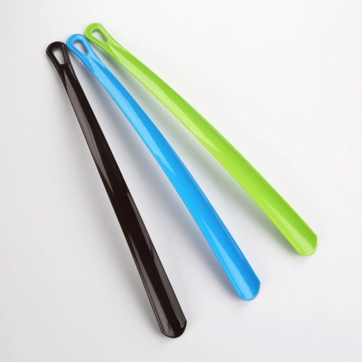 Hosszú cipőkanál 60 cm – vegyes színek