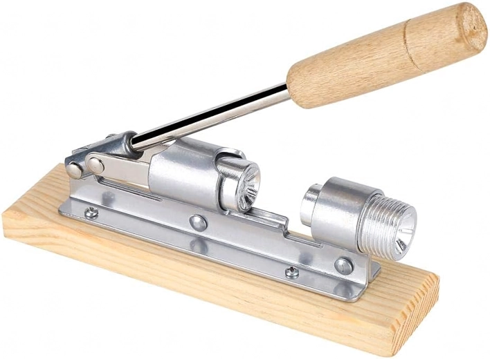 Acél dióvágó fa talpon – karos diótörő