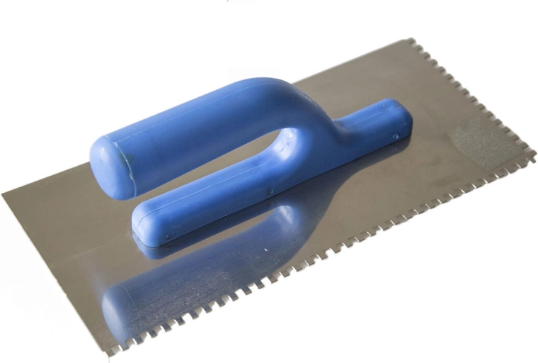 Rozsdamentes acél fogazott simító 4 × 4 mm fogakkal, 270/280 × 130 mm