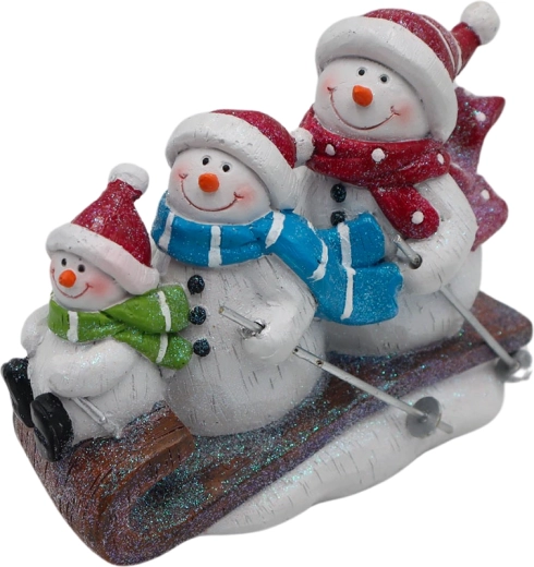 Hóemberek családja szánkón dekoráció