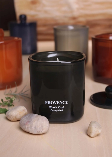 Illatgyertya üvegben Provence black oud 25 óra