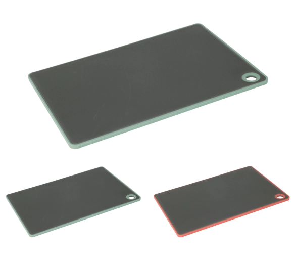 Műanyag vágódeszka megemelt peremmel 23 × 16 cm