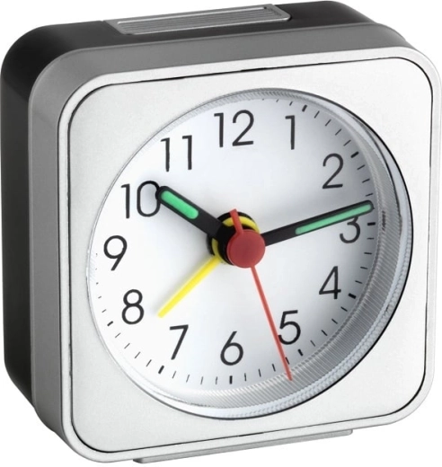 Elektronikus TFA ébresztőóra lumineszkáló mutatókkal, fehér–ezüst