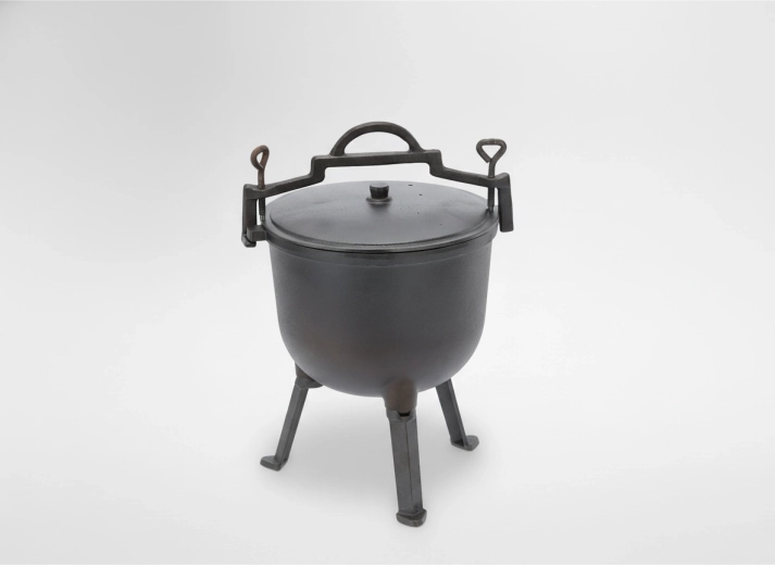 vasból készült vadászkazán 11 l fedővel és lábakkal