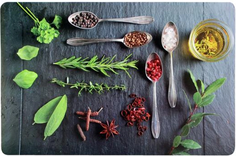 TORO műanyag asztalterítő kanál mintával 44 × 28 cm