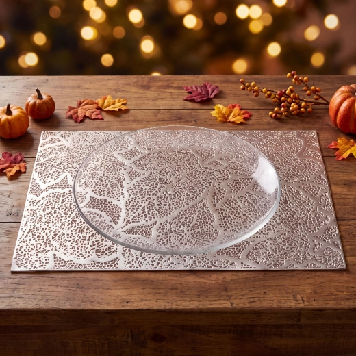 Ezüstszínű, PVC-ből készült, levélmintás asztali alátét 45 × 30 cm