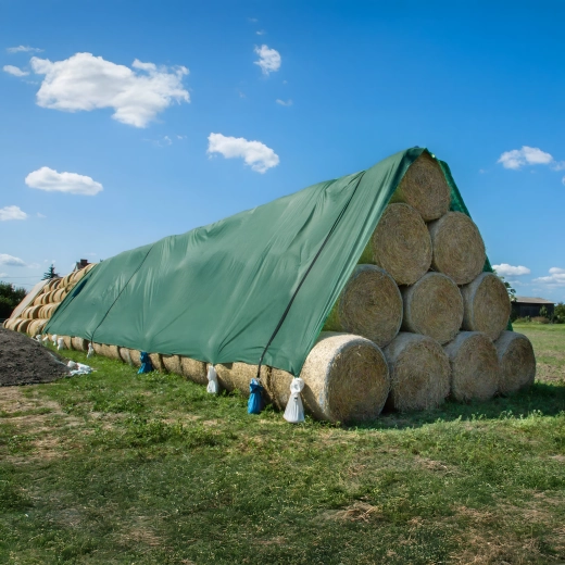 Védő agroszövet (nem szőtt textília) szalma- és szénakazlak letakarására 9,8 × 12,5 m, 140 g/m² - 1 db