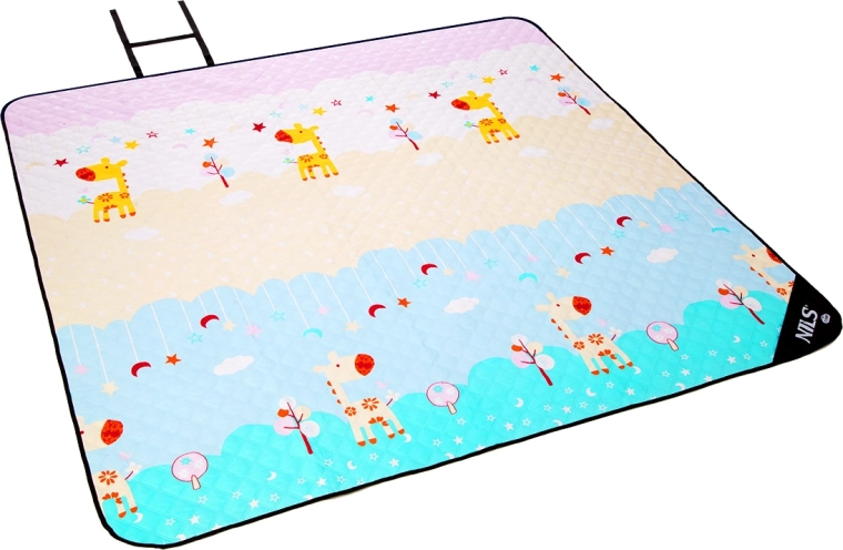 NILS Camp piknikpléd zsiráf mintával 200 × 195 cm