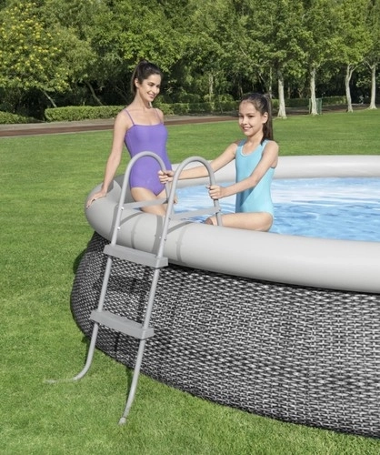 Biztonságos be- és kilépés a medencébe