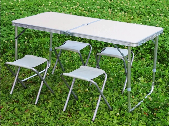 Összecsukható kempingasztal 4 székkel és bőrönddel