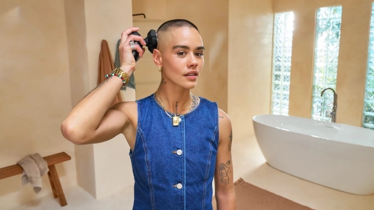 Nedves és száraz borotválás, tenyérbe simuló ergonómia