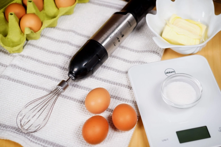 Habverő és 700 ml-es edény