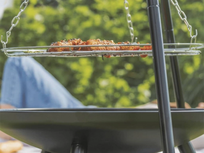 Nagy kerti kandalló háromlábú állványon függő grillráccsal