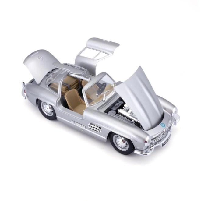 Mercedes-Benz 300SL ezüst modellautó 1:24 méretarányban