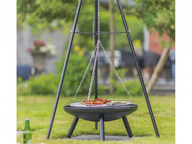 Nagy kerti kandalló háromlábú állványon függő grillráccsal