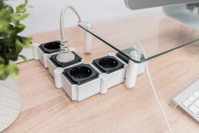 Rugalmas irodai áramelosztó 4 aljzattal és 2 USB porttal