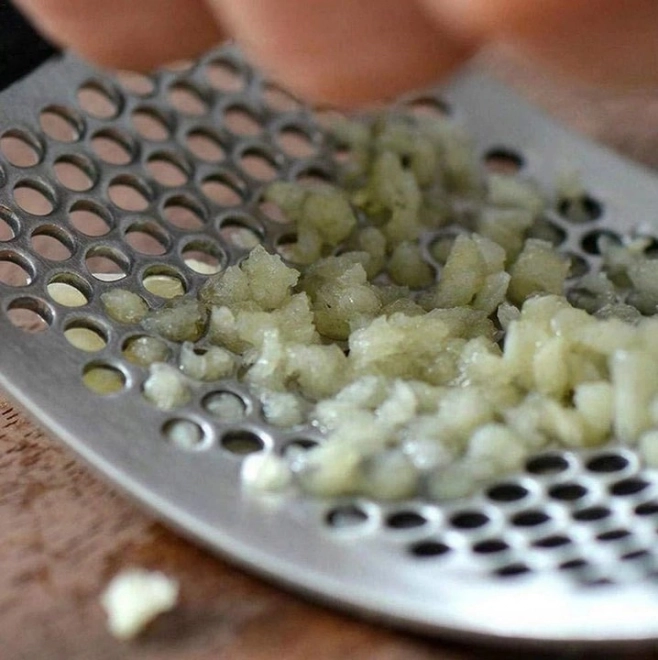 Fokhagymanyomó szeletelő és préssel