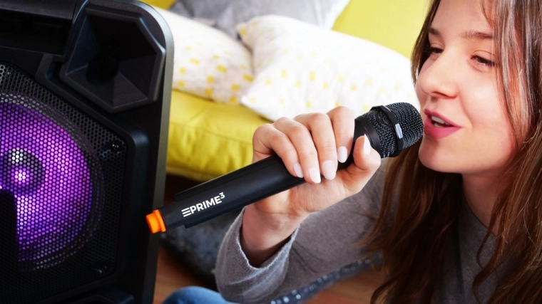 Karaoke szórakozás vezeték nélküli mikrofonnal