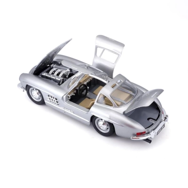 Mercedes-Benz 300SL ezüst modellautó 1:24 méretarányban