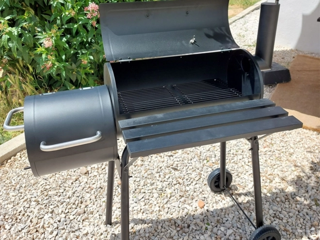Kerti grill faszénnel és füstölővel, kerekekkel