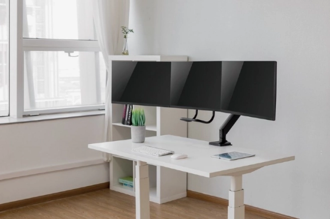 Állítható kar három monitorhoz