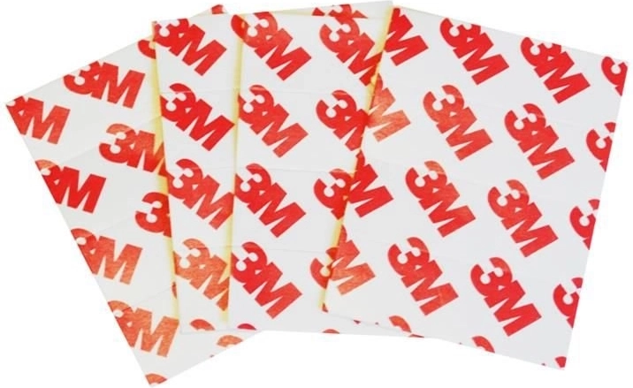 Egyszerű telepítés erős ragasztószalaggal