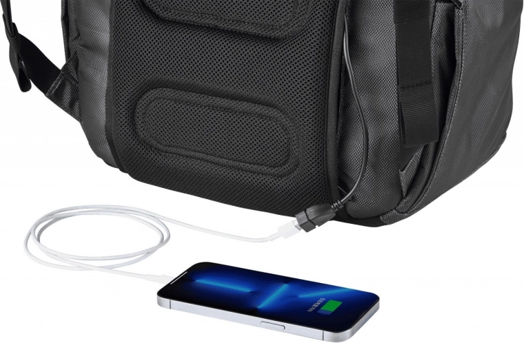 Integrált USB port és bővíthető térfogat