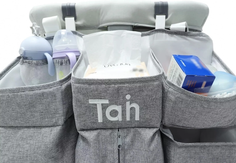 Áttekinthető tárolás és hálós zsebek az apróságoknak