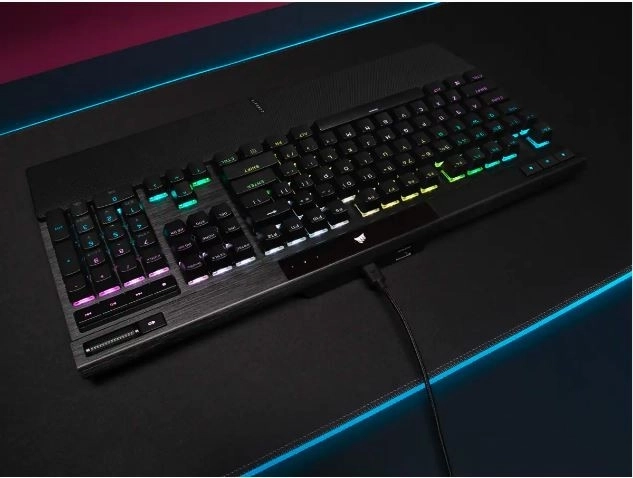 Opcionális-mechanikus CORSAIR K70 RGB Pro billentyűzet fekete PBT billentyűsapkákkal