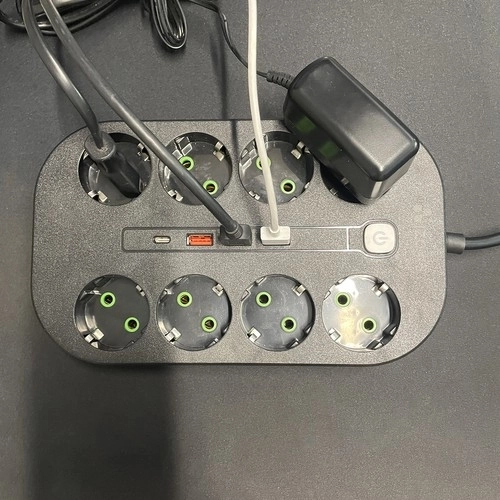 Praktikus Hálózati Elosztó USB-vel