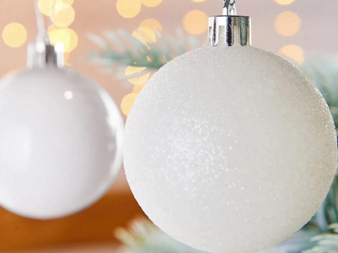 Műanyag karácsonyi díszek fehérben, csillámos és sima