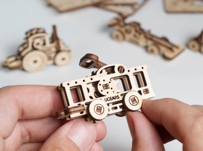 Ugears 3D fa mechanikus puzzle - 4 járművek mechanikus kulcstartó