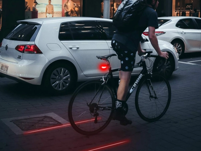 Kerékpár hátsó lámpa LED és lézer vonallal