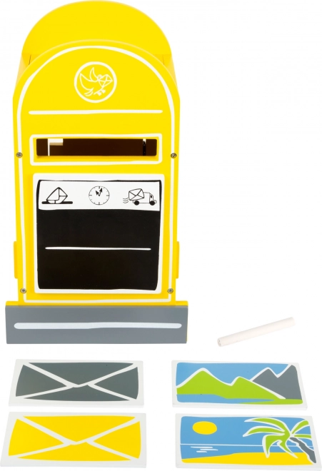 Fából készült postaláda levelekkel