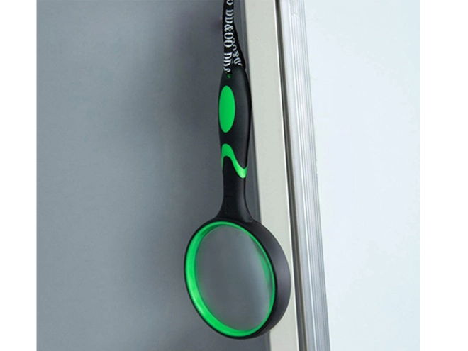 Ergonomikus nyél és praktikus felakasztás