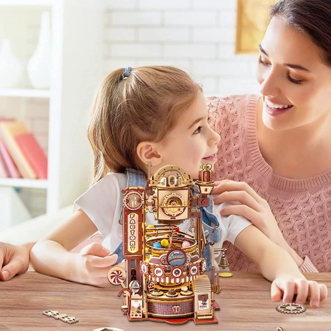 Robotime rokr 3D fa puzzle golyópálya: Csokoládégyár LED fényekkel 420 darabos