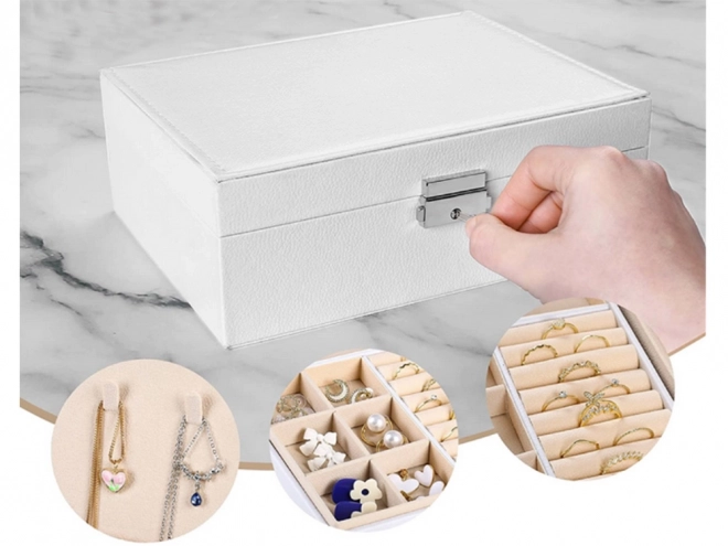Elegáns fehér ékszerdoboz kulccsal