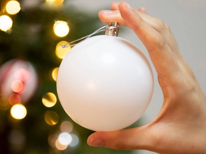 Műanyag karácsonyi díszek fehérben, csillámos és sima