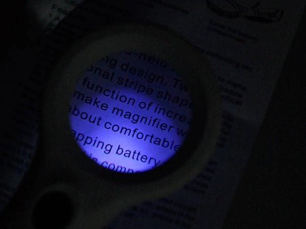 Kézi nagyító olvasáshoz 4x nagyítással, 8 LED és UV fény