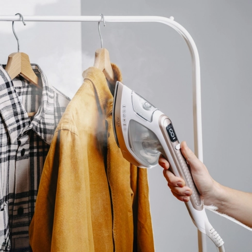 2 az 1-ben: vasalás deszkán és függőleges gőzölés