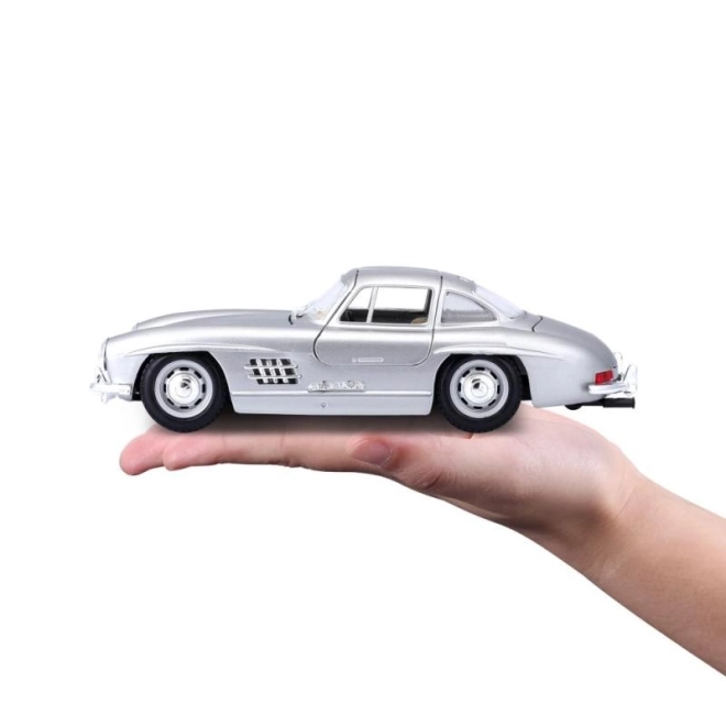 Mercedes-Benz 300SL ezüst modellautó 1:24 méretarányban