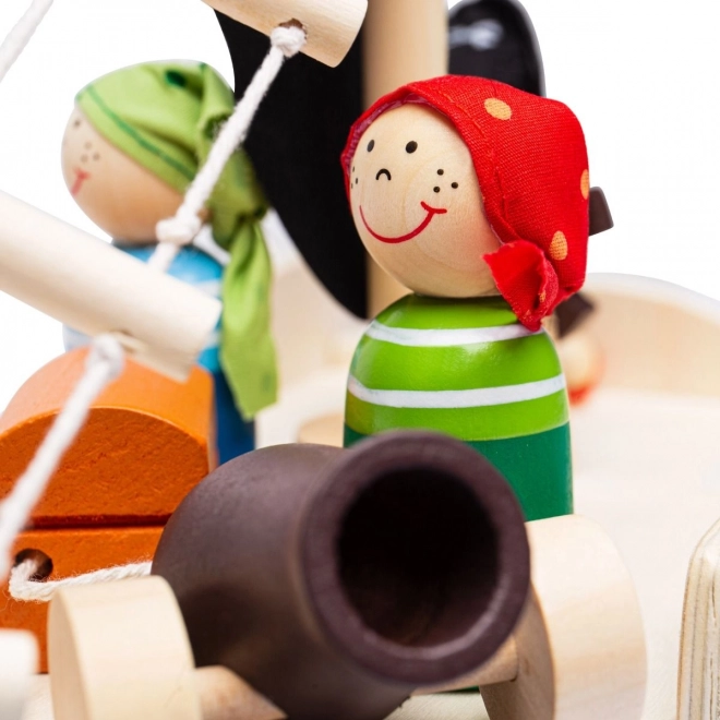 Fából készült kalózhajó kiegészítőkkel a Bigjigs Toys-tól