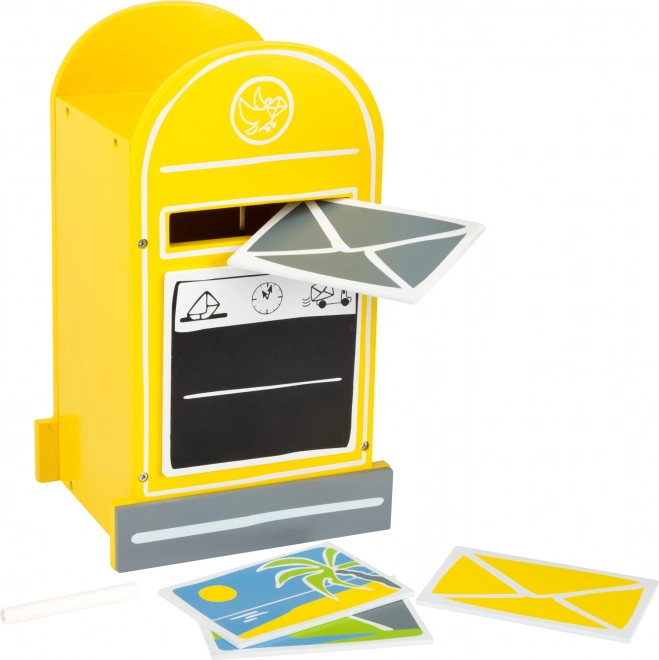 Fából készült postaláda levelekkel