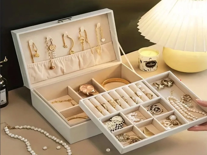 Elegáns fehér ékszerdoboz kulccsal