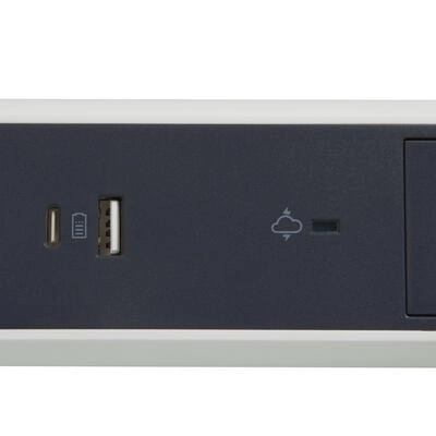 Védett hosszabbító USB A/C csatlakozóval