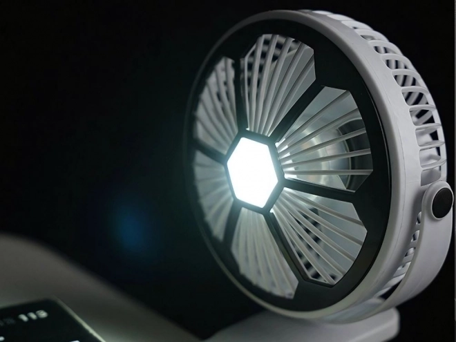 Kis asztali ventilátor klippel és fényekkel